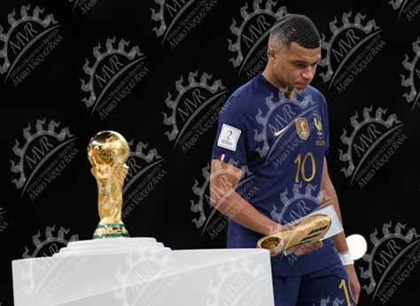 Qatar 2022 - Kylian Mbappé en premiación con tacos de oro y copa, Foto Erik Estrella